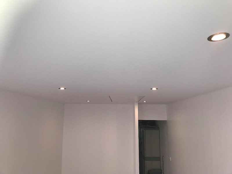 Peinture de plafond en blanc mat