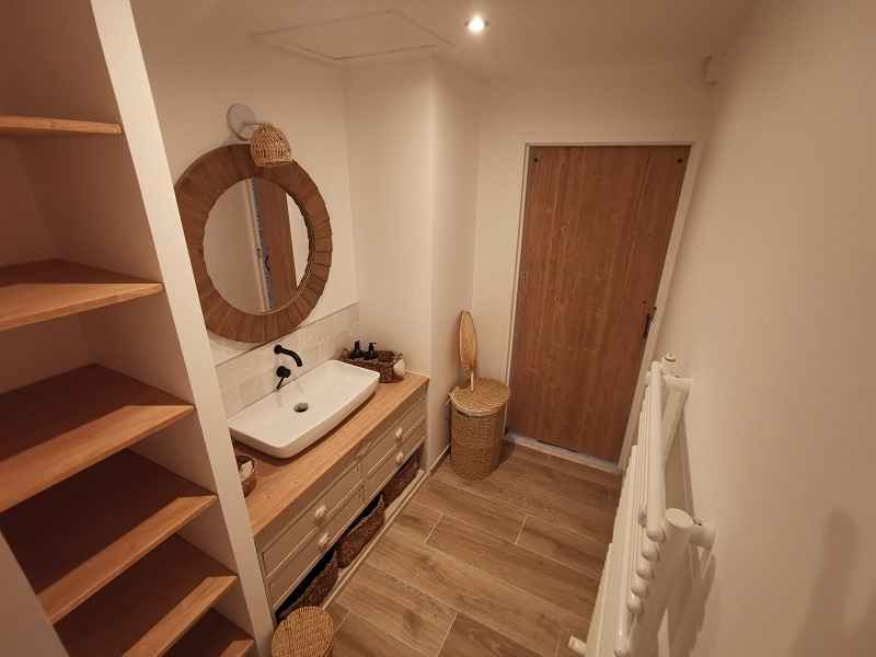Salle de bain effet bois